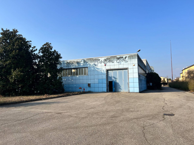 Capannone + Palazzina Uffici in Vendita a Inveruno