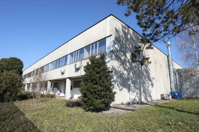 Capannone in Vendita a Mozzate