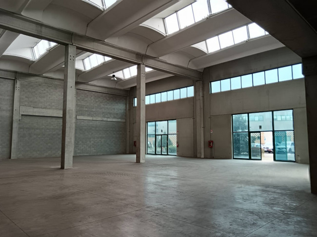 Capannone in Affitto a Macherio