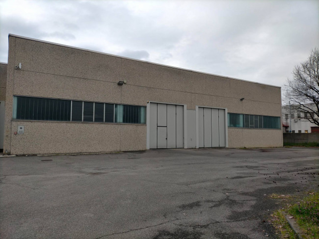 Capannone in Vendita a Opera