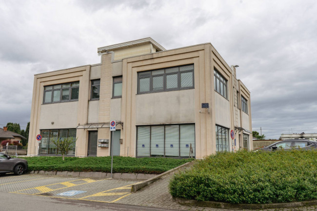 Ufficio in Affitto a Fenegrò