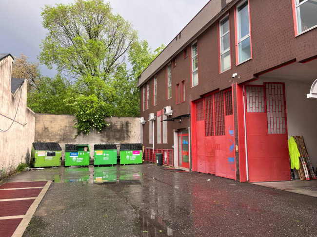 Capannone + Palazzina Uffici in Affitto a Milano