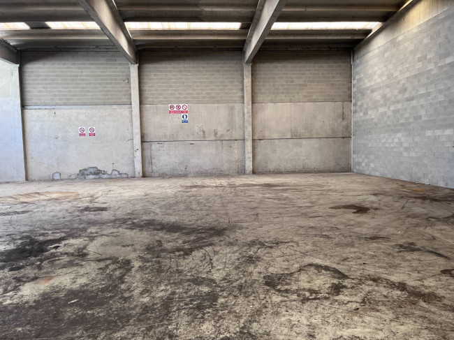 Capannone + Palazzina Uffici in Affitto a Albairate