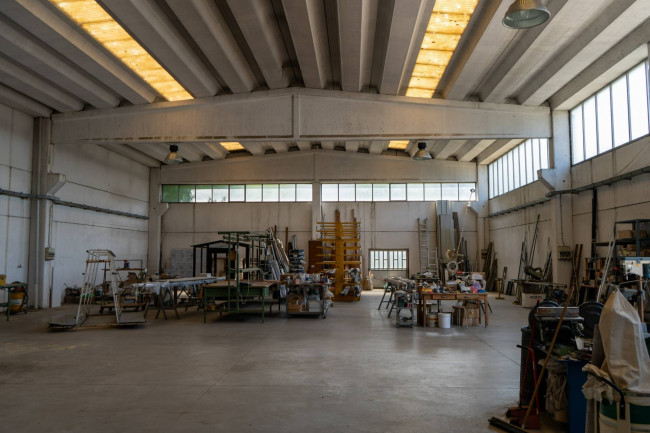 Capannone in Vendita a Mozzate