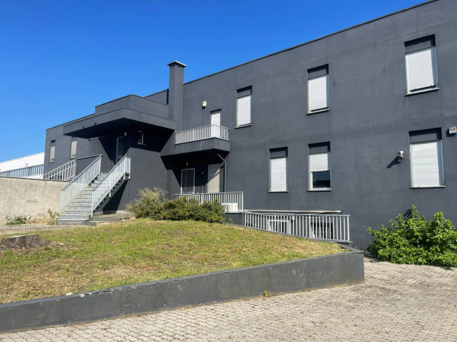Capannone + Palazzina Uffici in Affitto a Burago di Molgora