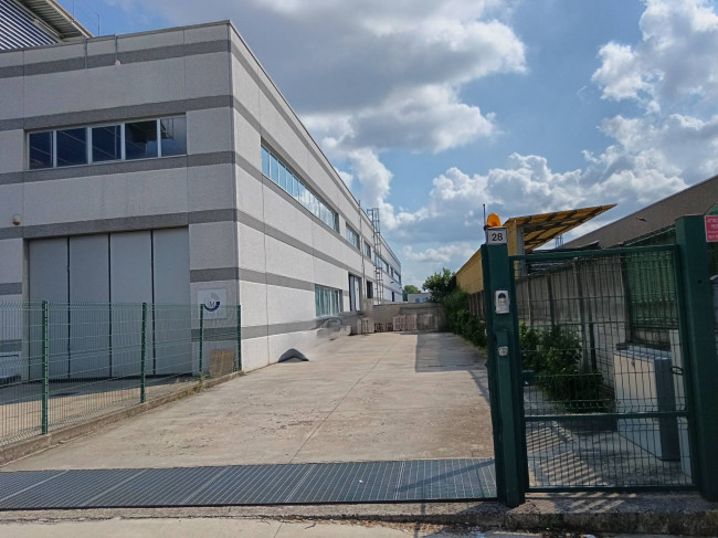 Capannone in Vendita a Desio