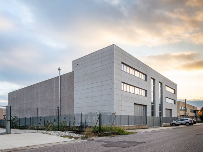 Capannone + Palazzina Uffici in Vendita a Albavilla