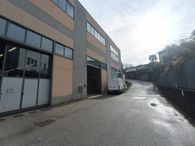 Capannone in Vendita a Lipomo