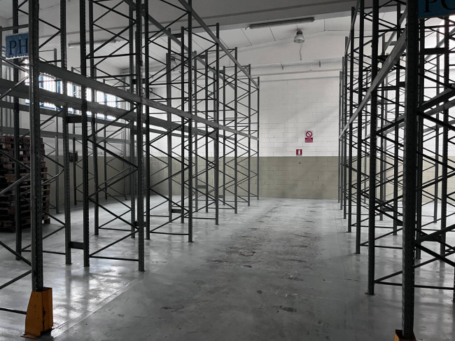 Capannone + Palazzina Uffici in Vendita a Settimo Milanese