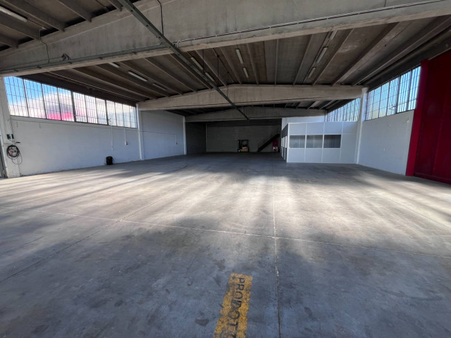 Capannone in Vendita a Cusago