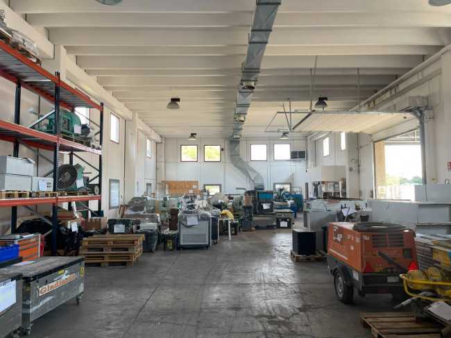 Capannone in Affitto a Segrate