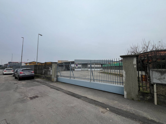 Capannone in Vendita a Rosate