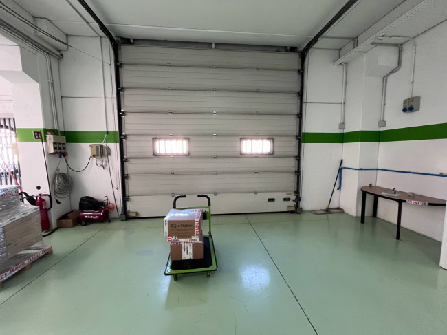 Capannone + Palazzina Uffici in Affitto a Lacchiarella