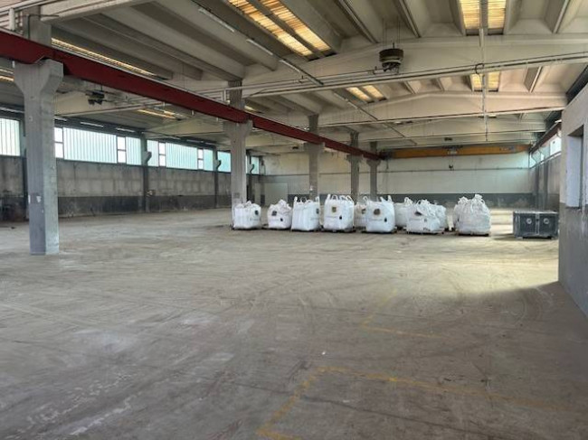 Capannone in Affitto a Mariano Comense