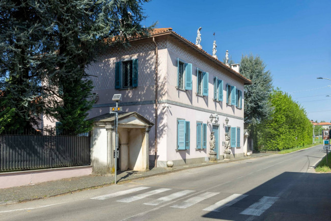 Villa for Sale in Triuggio