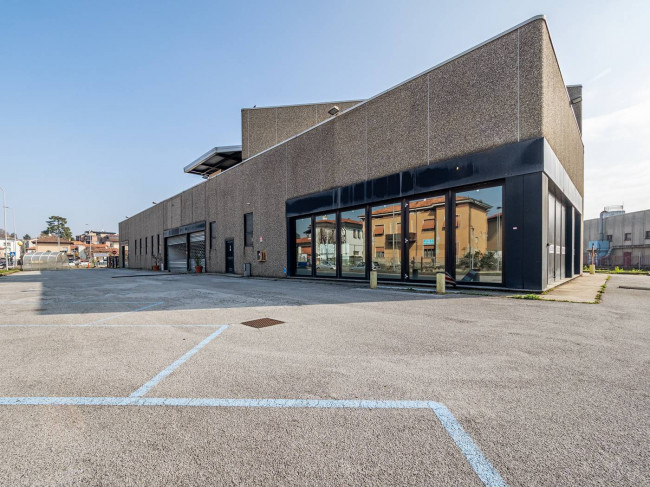 Immobile commerciale in Vendita a Arosio
