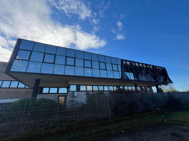 Capannone + Palazzina Uffici in Vendita a Lacchiarella