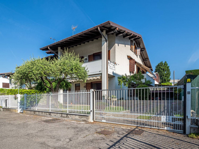 Villa for Sale in Fino Mornasco