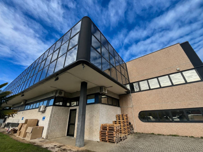 industrial building + office block for Sale in Lacchiarella