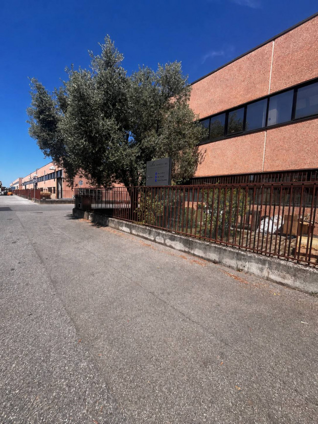 Capannone + Palazzina Uffici in Vendita a Locate di Triulzi
