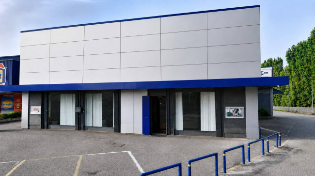 Immobile commerciale in Vendita a Pantigliate