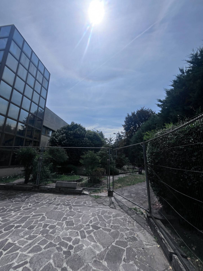 Capannone + Palazzina Uffici in Vendita a Lonate Pozzolo