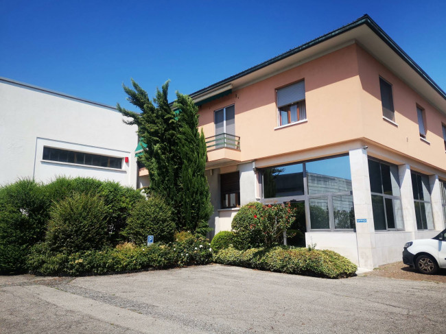 Capannone in Vendita a Bollate