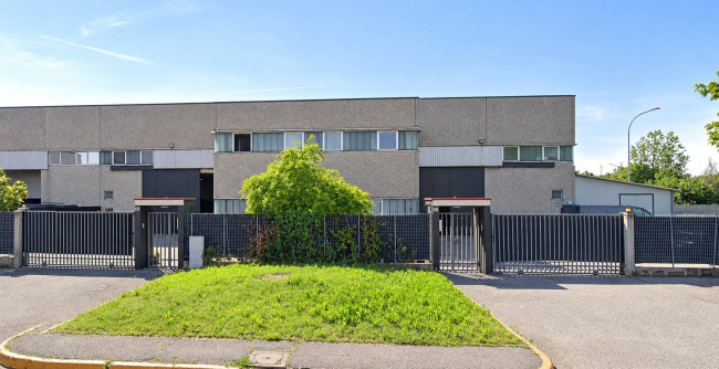 Capannone + Palazzina Uffici in Affitto a Assago