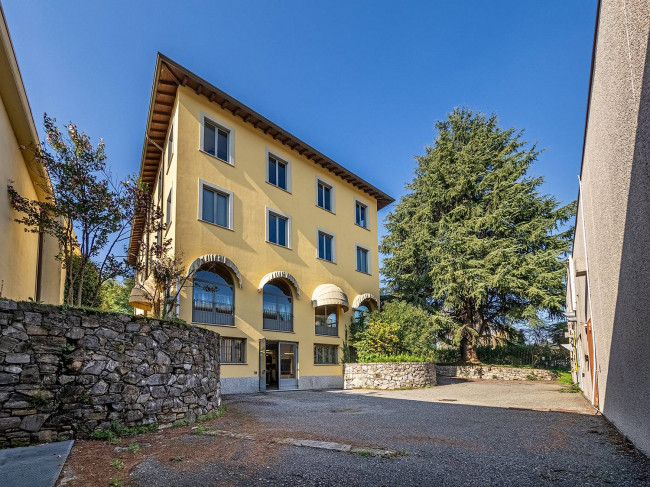 Capannone + Palazzina Uffici in Vendita a Villa Guardia