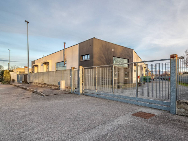 Capannone in Affitto a Mariano Comense