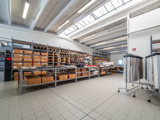 Capannone in Vendita a Como