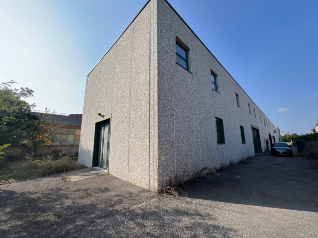 Capannone in Affitto a Mariano Comense