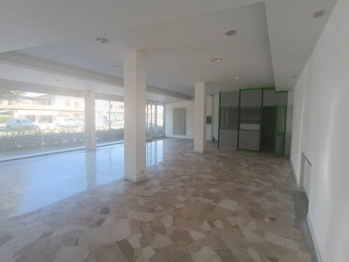 Immobile commerciale in Vendita a Mozzate
