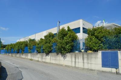 Capannone in Vendita a Carugo