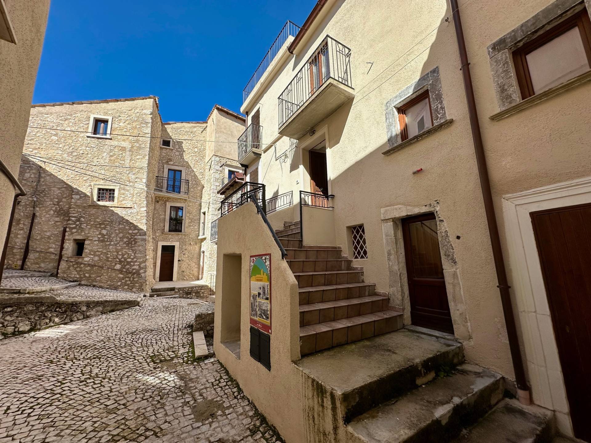 Casa indipendente in vendita a Castel Del Monte (AQ)