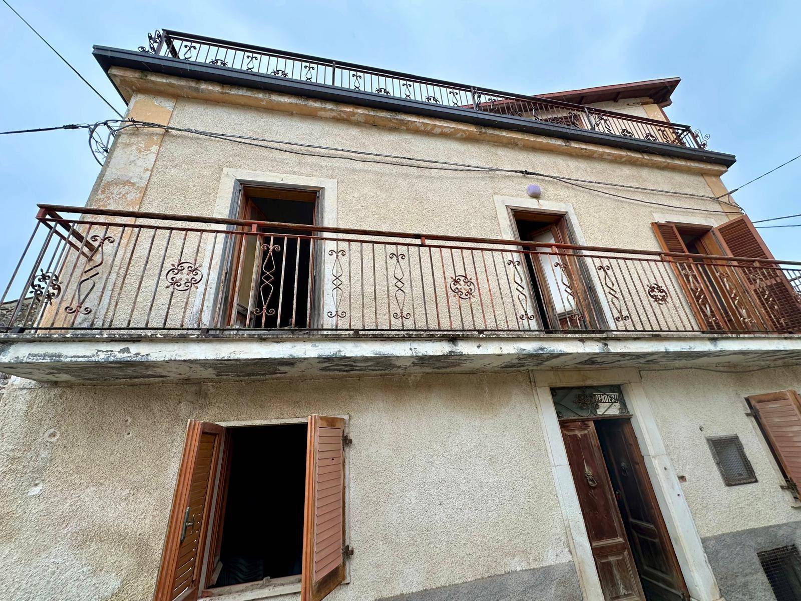 Casa indipendente in vendita a Acciano (AQ)