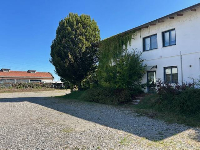 Capannone in vendita a Castelletto sopra Ticino