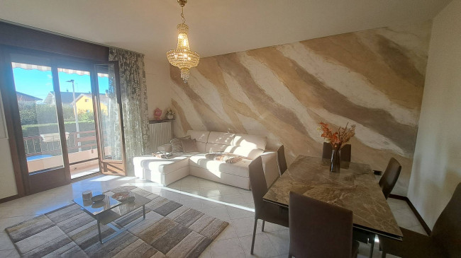 2 CAMERE in vendita a Soragna