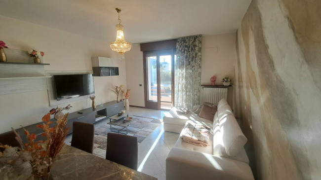 2 CAMERE in vendita a Soragna