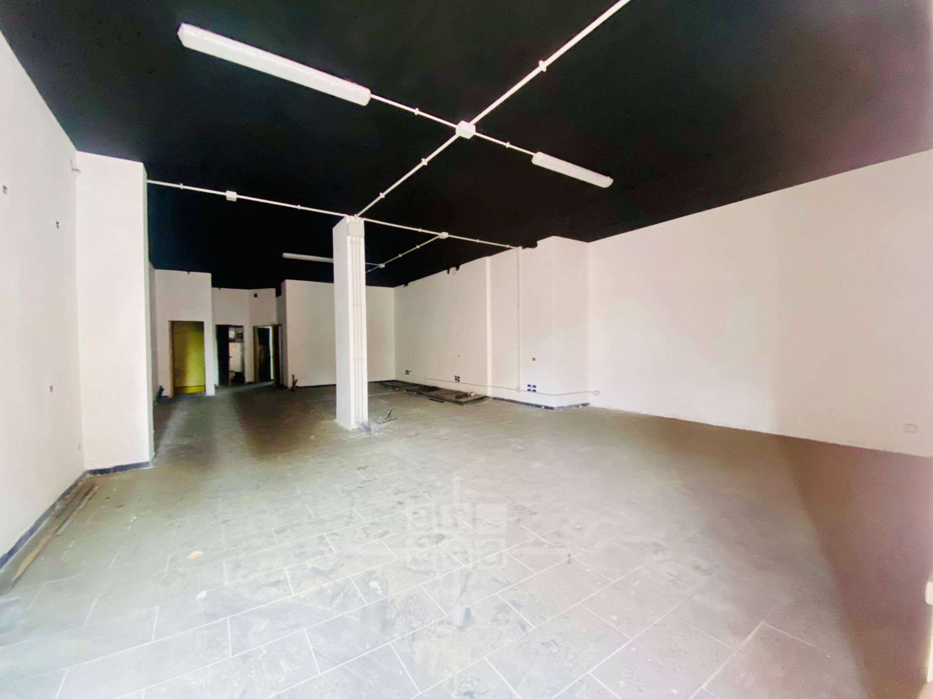 Locale commerciale in affitto a Roma