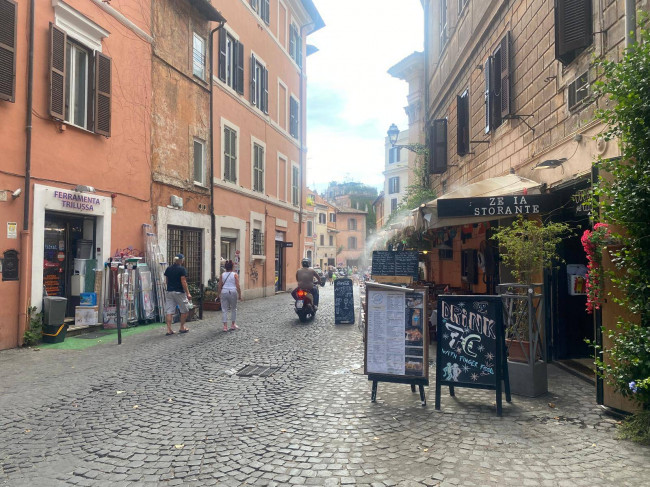 Locale commerciale in affitto a Roma