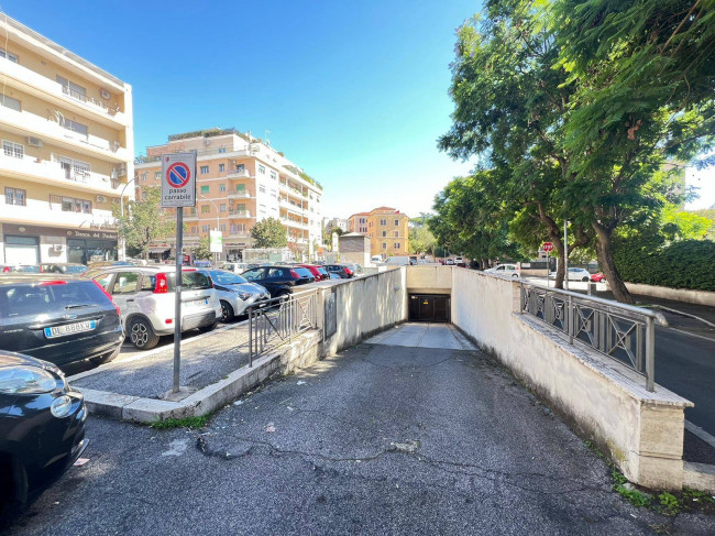 Box o garage in affitto a Roma