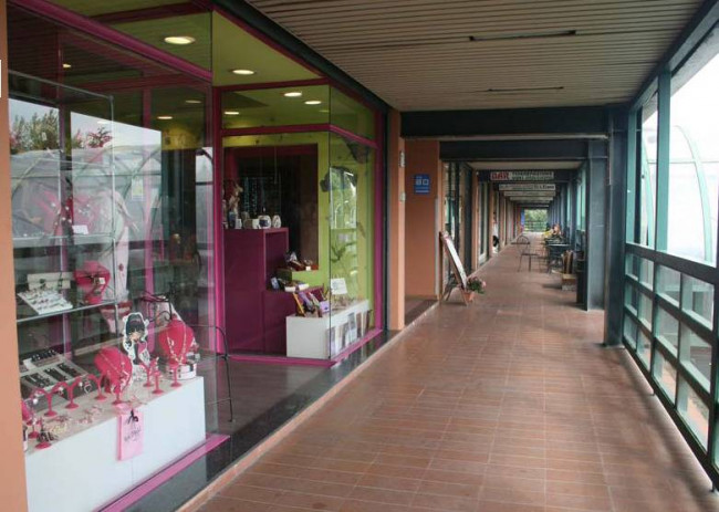 Locale commerciale in vendita a Roma