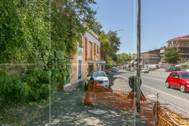 Locale commerciale in affitto a Roma