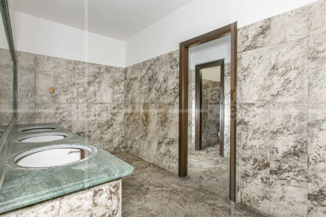 Locale commerciale in affitto a Roma