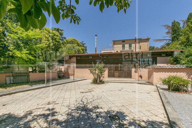 Locale commerciale in affitto a Roma
