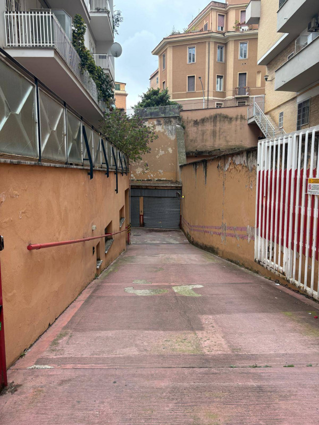 Box o garage in affitto a Roma