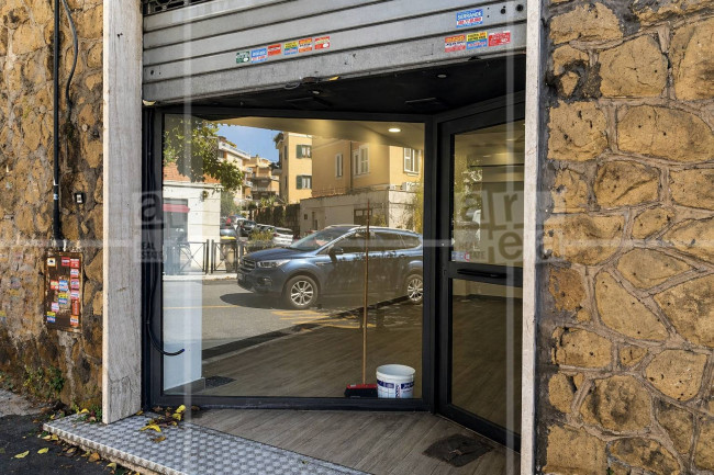 Locale commerciale in affitto a Roma