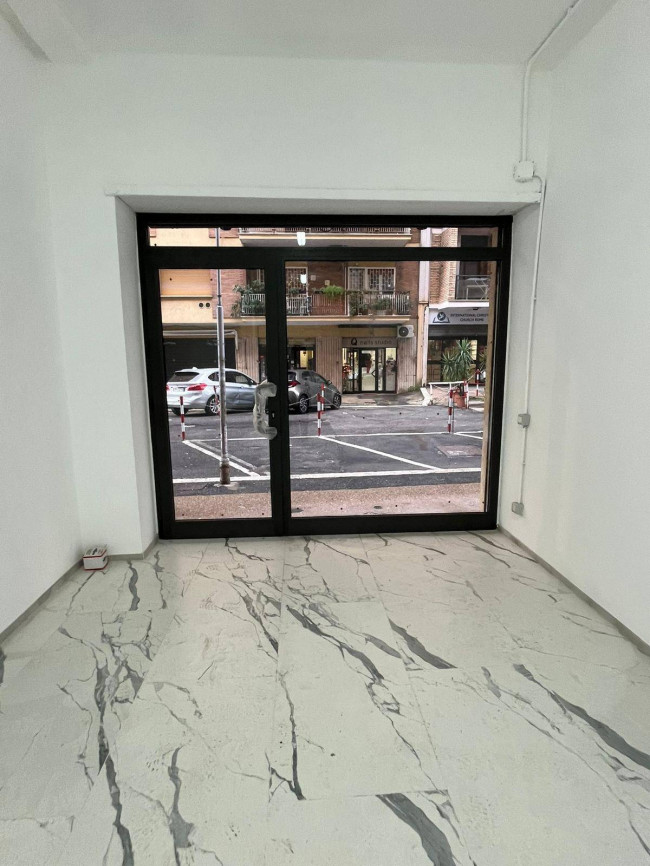 Locale commerciale in affitto a Roma