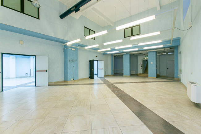 Locale commerciale in affitto a Roma
